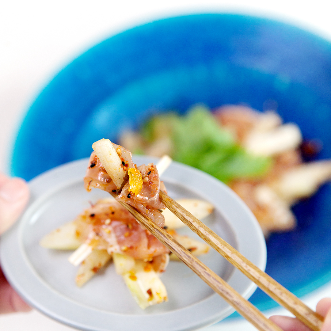 セロリと生ハムの簡単ピリ辛胡麻和え