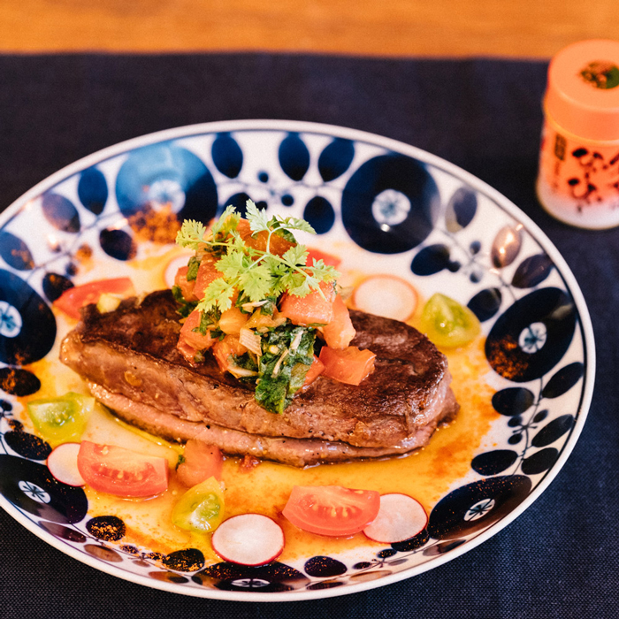 厚切りステーキのピリ辛ポン酢と野菜のソース